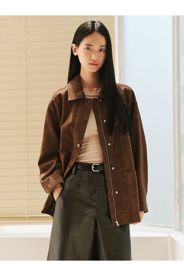 다크브라운 컬러의 신세틱 소프트 레더 유틸리티 재킷입니다. 부드러운 폴리우레탄 소재로 제작되어 편안한 착용감을 선사하며, 봄, 가을 시즌에 활용하기 좋습니다. 셔츠 스타일 칼라와 가슴 플랩 포켓, 사이드 포켓 디자인으로 실용성을 더했습니다. 캐주얼, 미니멀, 클래식 스타일을 연출하며, 오버핏 레귤러 기장으로 편안하게 동네 마실룩을 완성해보세요. 스냅 버튼으로 간편하게 여밀 수 있습니다.
