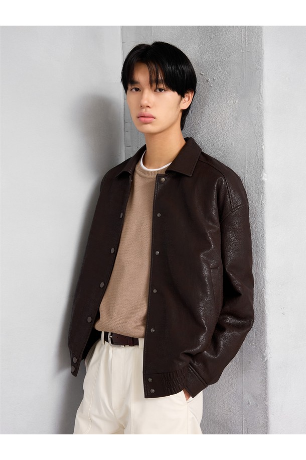 유니섹스 신세틱 크랙 레더 퀼팅 블루종 [브라운]은 가을, 겨울 시즌에 어울리는 캐주얼하고 베이직한 스타일의 아우터입니다. 부드러운 촉감의 폴리우레탄 소재로 제작되었으며, 퀼팅 디테일과 자연스러운 광택감이 특징입니다. 레귤러 핏으로 제작되었으며, 넉넉한 두께감으로 보온성을 높였습니다. 크랙 패턴과 스냅 버튼 클로저, 긴 소매 디자인으로 다양한 겨울 데일리룩에 활용하기 좋습니다. 사이드 포켓이 있어 실용성을 더했습니다.
