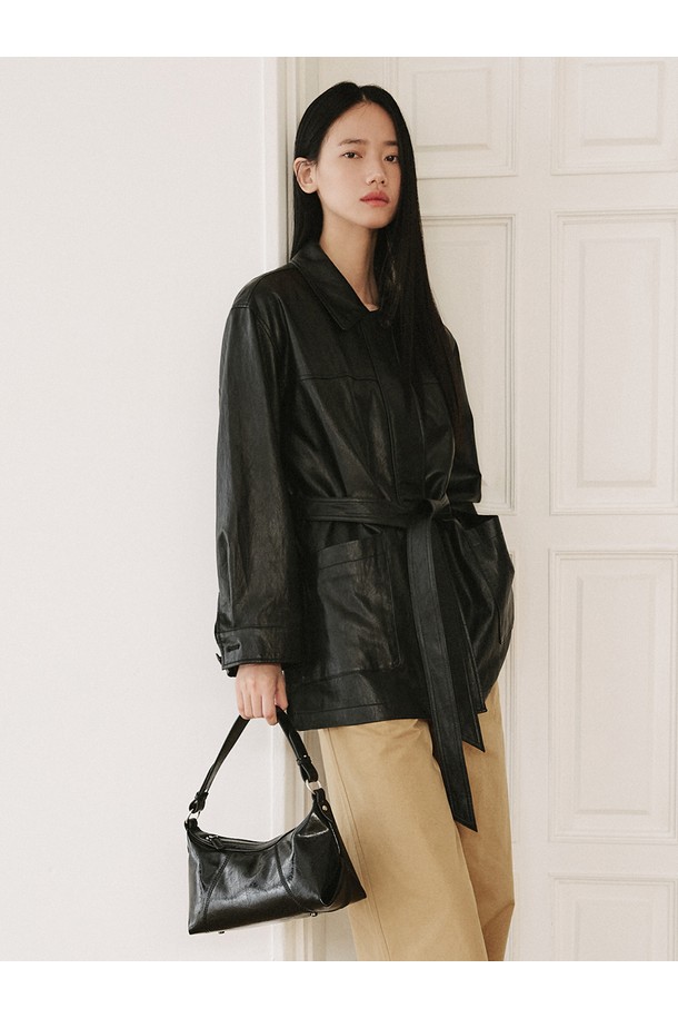 레더 스티치 호보백 [블랙]은 부드러운 합성가죽 소재에 은은한 광택감이 돋보이는 여성 호보백입니다. 미디엄 사이즈의 반원 형태 가방으로, 넉넉한 수납공간과 가벼운 무게로 실용성을 더했습니다. 세련된 옆면 실루엣과 입체적인 라인이 특징이며, 지퍼형 잠금 방식으로 안전하게 소지품을 보관할 수 있습니다. 블랙 컬러에 무지 디자인으로, 베이직하고 캐주얼한 스타일을 연출하며, 스티치 디테일과 실버 부자재, 바닥 스터드로 포인트를 주었습니다. 일상 용도로 미니멀, 캐주얼, 클래식 스타일을 즐겨 입는 분들께 추천합니다.
