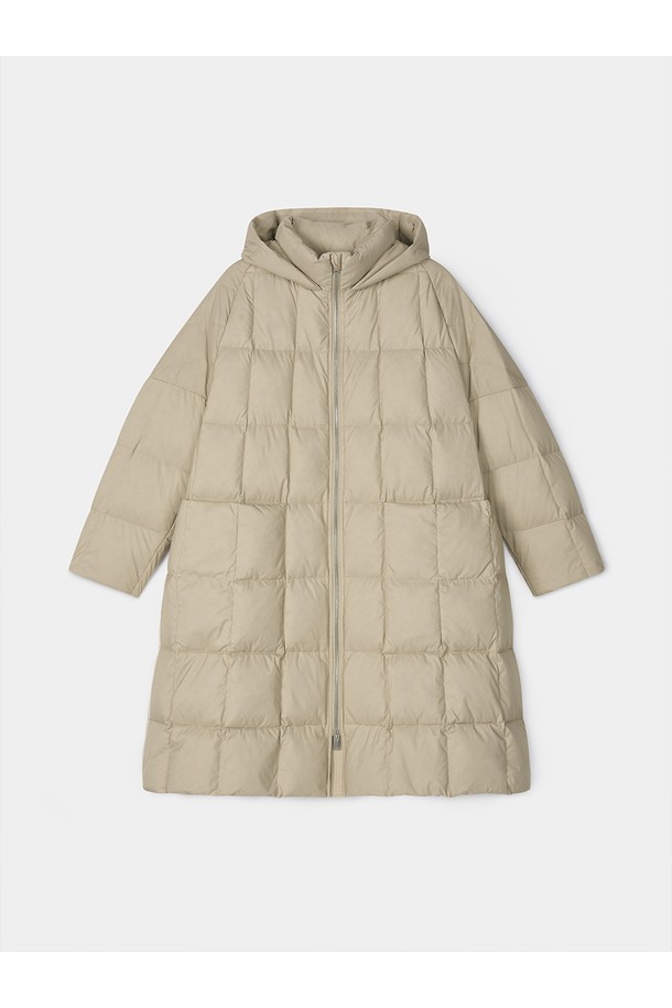 부드러운 촉감의 와이드핏 후디드 구스 다운 롱 점퍼 [베이지]입니다. 겨울철 캐주얼 스타일을 완성하는 필수 아이템으로, 넉넉한 핏과 롱 기장으로 편안함과 보온성을 동시에 제공합니다. 구스다운 충전재를 사용하여 뛰어난 보온성을 자랑하며, 집업 스타일로 간편하게 착용할 수 있습니다. 무지 디자인에 베이지 컬러로 어떤 옷에도 잘 어울려 데일리 아우터로 활용하기 좋습니다. 후디드 디자인으로 더욱 따뜻하고 스타일리시하게 연출할 수 있습니다.
