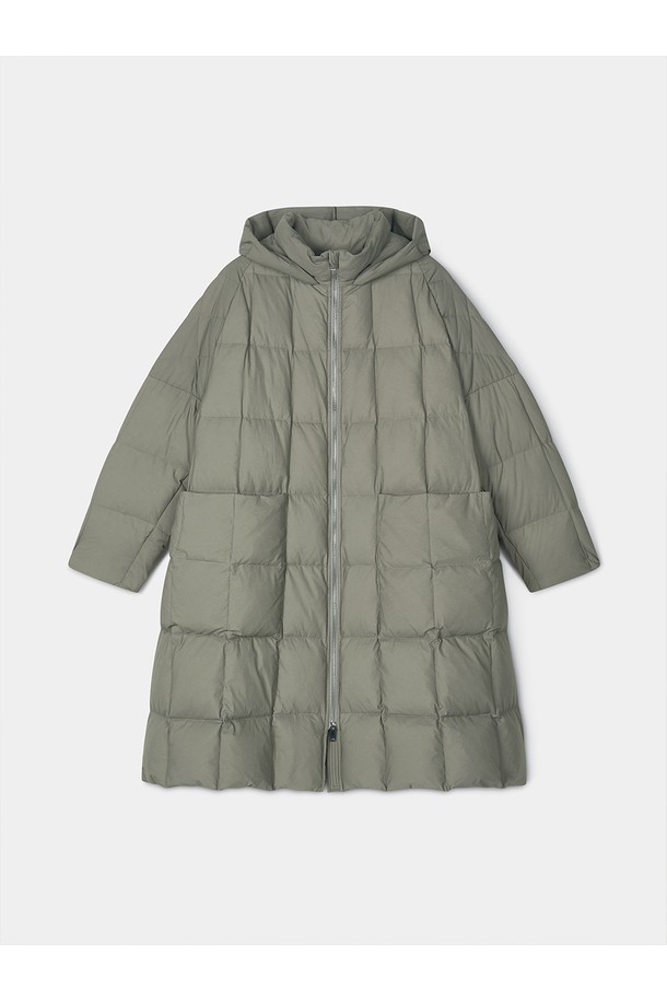 와이드핏 후디드 구스 다운 롱 점퍼 [그린]은 겨울철 추위로부터 당신을 따뜻하게 보호해 줄 캐주얼 스타일의 아우터입니다. 부드러운 촉감의 구스다운 충전재가 롱 기장으로 넉넉하게 채워져 보온성을 극대화하며, 와이드핏 디자인으로 편안한 착용감을 선사합니다. 일상복은 물론 여행이나 캠핑과 같은 활동적인 TPO에도 적합하며, 무지 스타일로 미니멀하고 고프코어 무드를 연출합니다. 집업 방식으로 간편하게 착용 가능하며, 긴 소매와 후디드 디자인으로 더욱 따뜻하고 스타일리시하게 연출할 수 있습니다.
