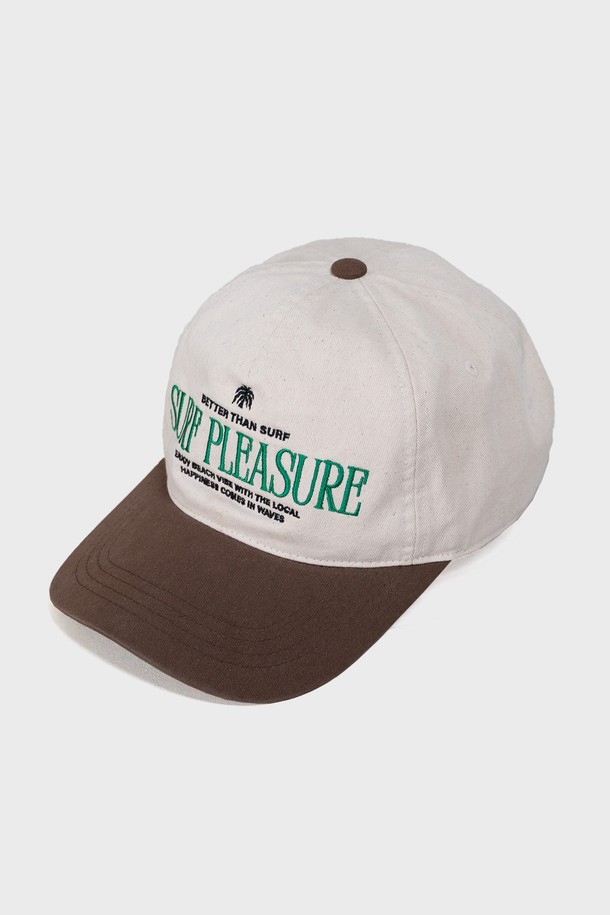 SURF PLEASURE CAP - BROWN은 부드러운 면 소재로 제작되어 편안한 착용감을 선사하는 캡모자입니다. 브라운과 화이트 두 가지 색상으로 출시되었으며, 로고 자수 디자인이 돋보입니다. 봄, 여름, 가을 계절에 적합하며, 일상생활에서 캐주얼하게 착용하기 좋습니다.
