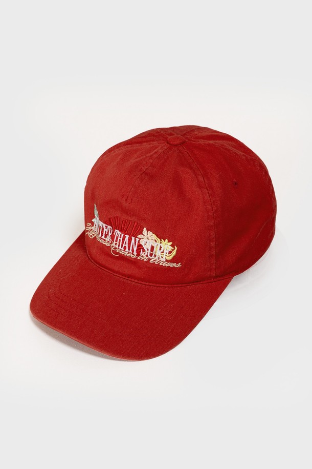 SURF PLEASURE CAP - RED는 면 소재로 제작되어 봄, 여름, 가을 계절에 착용하기 좋은 캡모자입니다. 깊이 12cm, 챙 길이 75cm 사이즈로, 일상에서 편안하게 착용할 수 있으며, 로고 자수 디테일이 돋보입니다. 공용으로 사용할 수 있으며, 선명한 레드 컬러에 서프 플레져 로고가 포인트로 디자인되었습니다.
