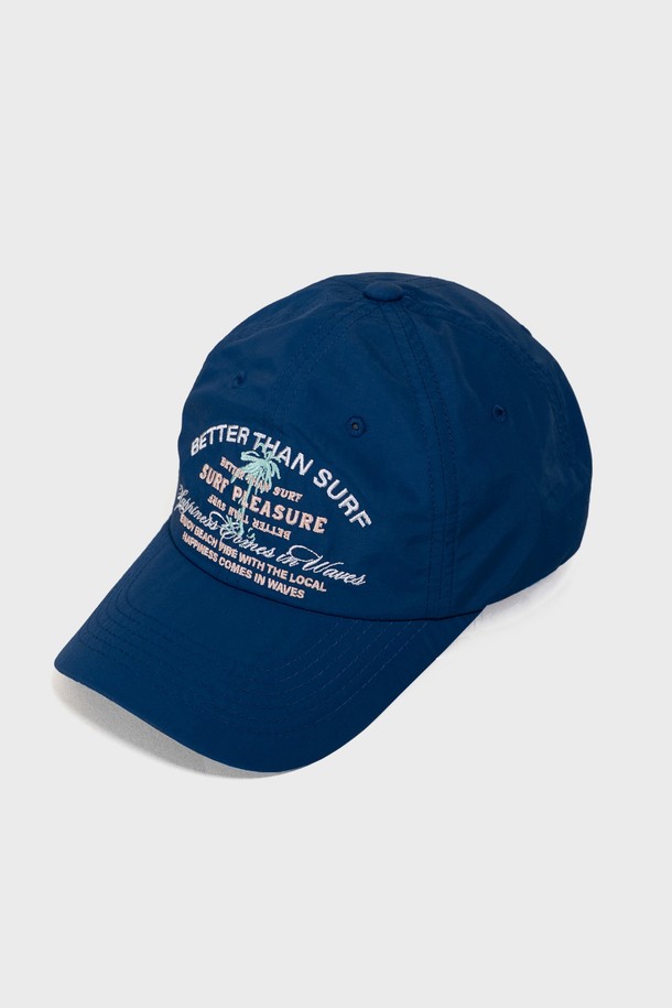 가볍고 시원한 착용감의 PALM BEACH CAP - NAVY 캡모자입니다. 나일론 소재에 UPF 40+ 자외선 차단 기능과 방수, 통기성, 속건, 항균, 경량 기능을 더하여 아웃도어 및 스포츠 활동에 적합합니다. 12.5cm 챙 넓이로 햇빛을 효과적으로 가려주며, FREE 사이즈와 조절 스트랩으로 편안하게 착용할 수 있습니다.
