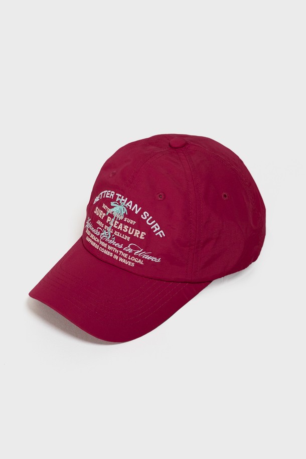 PALM BEACH CAP - BURGUNDY는 아웃도어, 스포츠, 비치웨어 활동에 적합한 공용 캡모자입니다. 나일론 소재로 제작되어 부드러운 촉감을 제공하며, 12.5cm의 챙 넓이와 무지 패턴으로 디자인되었습니다. UPF 40+ 자외선 차단, 방수 기능, 통기성을 갖춘 이 모자는 TeflonEcoElite & K-Fusion 방수 처리와 Ruco-bac med & Tanatex 항균 처리로 기능성을 높였으며, FREE 사이즈로 편안하게 착용 가능합니다.
