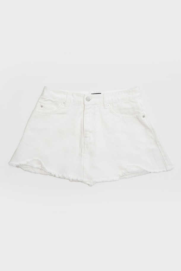 화사한 화이트 컬러의 데님 스커트 팬츠입니다. 면 소재의 A라인 핏으로 편안하면서도 캐주얼한 스타일을 연출합니다. 빈티지 워싱과 디스트로이드 디테일이 돋보이며, YKK 지퍼를 사용하여 내구성을 높였습니다. 봄, 여름 시즌에 활용하기 좋은 데일리 아이템입니다.
