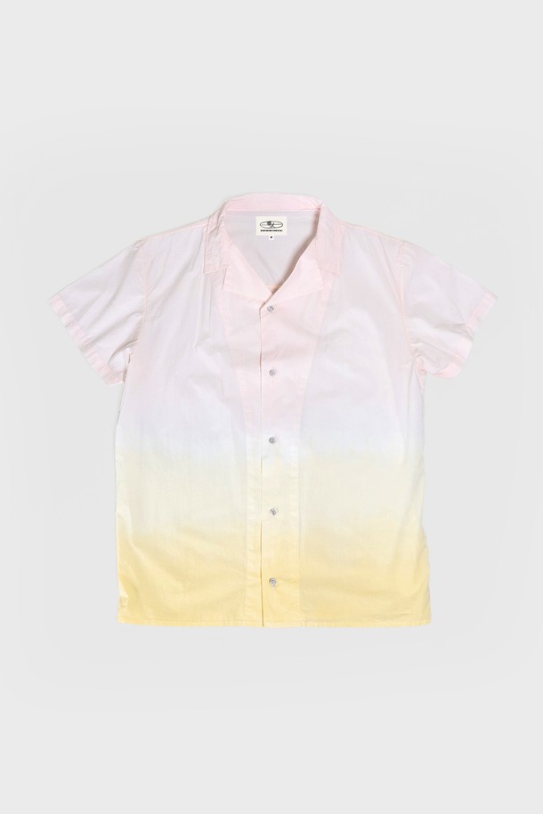 벚꽃을 닮은 NATURAL DYEING SHIRTS는 남녀 모두 착용 가능한 핑크와 옐로우 컬러의 반소매 셔츠입니다. 면 소재의 레귤러핏 셔츠로, 부드러운 촉감과 얇은 두께로 봄, 여름에 시원하게 입을 수 있습니다. 천연 염색과 수작업을 통해 제작되어 각 셔츠마다 개별적인 그라데이션 패턴을 가지며, 시간이 지남에 따라 자연스러운 색상 변화를 즐길 수 있습니다.
