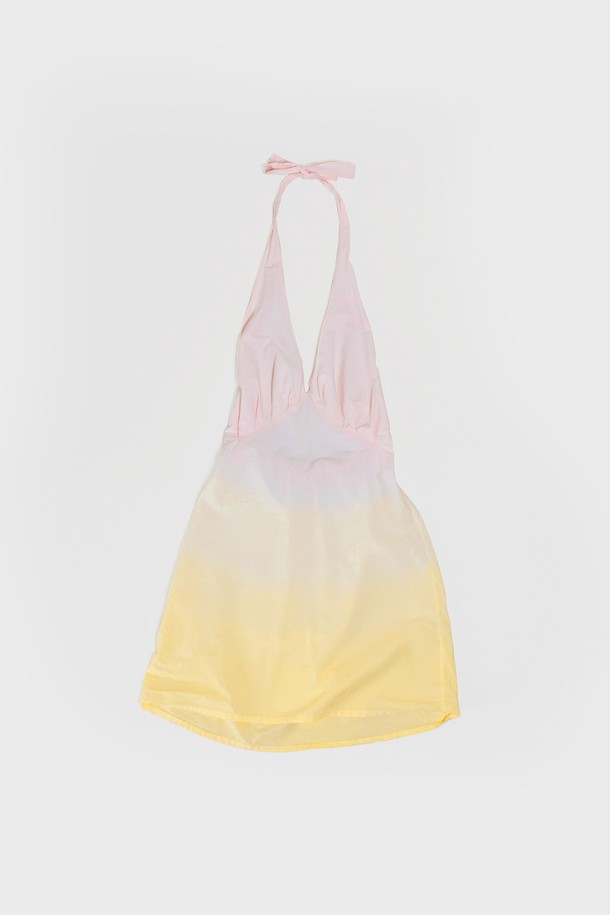 벚꽃을 연상시키는 은은한 컬러의 NATURAL DYEING ONE PIECE는 봄, 여름 시즌에 어울리는 여성용 내추럴 염색 원피스입니다. 면 소재의 부드러운 촉감과 홀터넥 디자인, A라인의 레귤러핏으로 편안하고 여성스러운 실루엣을 연출하며, 핑크, 옐로우, 퍼플 등 다채로운 파스텔톤 그라데이션 염색으로 자연스러운 멋을 더했습니다. 각 제품마다 독특한 염색 패턴을 가진 주문 제작 상품으로, 제작 기간은 2주가 소요됩니다.
