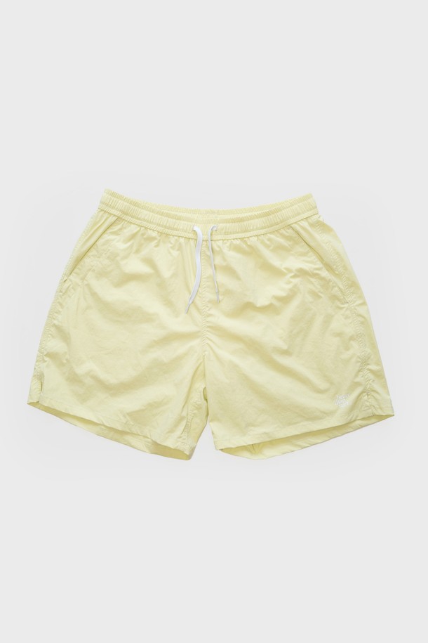 SUMMER SHORTS - SUNNY LIME는 가볍고 시원한 착용감을 제공하는 남성용 숏 팬츠입니다. 나일론과 폴리우레탄 혼방 소재로 제작되어 흡습, 속건, 신축성, 발수 기능과 부드러운 촉감을 자랑하며, 레귤러핏으로 편안하게 착용 가능합니다. 허리 밴딩과 이너 팬츠가 내장되어 활동성을 높였으며, 일상과 스포츠 활동 모두에 적합한 아이템입니다.
