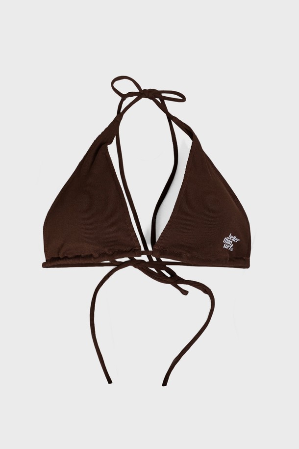 "TAN BIKINI TOP - CHOCO"는 여성용 비키니 탑으로, 브라운/초콜릿 컬러의 골지 패턴이 특징입니다. 수영 및 비치웨어 용도로 제작되었으며, 볼륨업 기능을 위한 하이덴시티 패드 내장 및 조절 가능한 스트랩으로 자연스러운 가슴 라인을 연출합니다. 바디 허깅 핏의 삼각 스타일 디자인으로, 여름철 세련된 스타일을 완성합니다.
