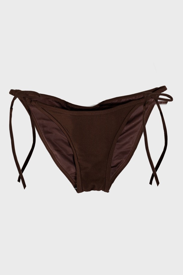 "TAN BIKINI BRIEF - CHOCO"는 여성용 비키니 브리프로, 여름철 수영 및 비치웨어 용도로 적합합니다. 브라운, 초콜릿 컬러의 골지 패턴 디자인에 폴리에스터와 스판덱스 혼방 소재를 사용하여 편안한 착용감을 제공하며, 탈부착 가능한 패딩과 조절 가능한 스트랩으로 볼륨감 있는 연출이 가능합니다. 삼각 바텀 디자인과 입체적인 밑단 처리가 돋보이는 단품 비키니입니다.
