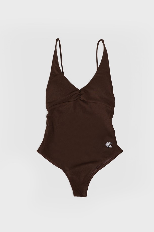 "TAN ONE-PIECE - CHOCO"는 부드러운 골지 패턴의 슬림핏 원피스 수영복으로, 초콜릿 브라운 컬러가 세련된 분위기를 연출합니다. 여성의 바디라인을 아름답게 보정해주는 디자인과 내장 패드, 힙 볼륨을 살려주는 디테일이 특징이며, 자외선 아래에서 피부톤을 화사하게 돋보이게 합니다. 폴리에스테르와 스판덱스 혼방 소재로 제작되어 수영과 비치웨어 활동 시 편안한 착용감과 흡습, 속건 기능을 제공하며, 브이넥 디자인으로 시원함을 더했습니다.
