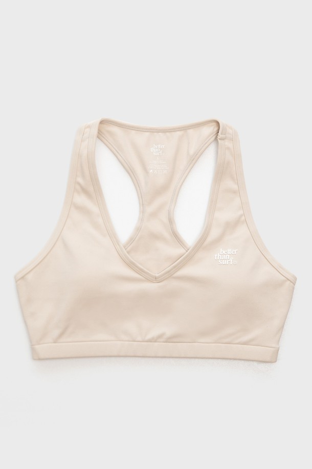"ACTIVE BRA TOP - SAND"는 부드러운 촉감과 바디피팅 핏을 자랑하는 여성용 스포츠 브라탑입니다. 나일론과 스판덱스의 혼방으로 제작되어 흡습 및 신축성이 뛰어나며, 4방향 스트레치 기능으로 편안한 착용감을 제공합니다. 탈부착 가능한 패드, 매트한 외관, 에어브러시 마감 내부, 복부 및 허리 지지, 벨벳같은 터치감 등 다양한 특징을 갖춘 사계절용 무지 디자인 제품입니다.

