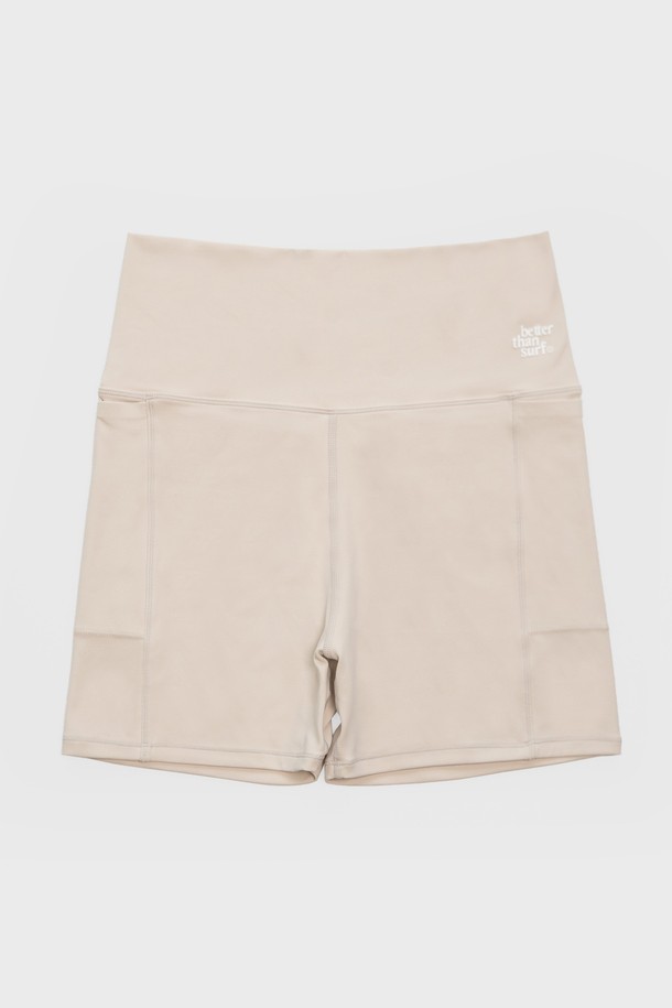 부드러운 촉감의 ACTIVE SHORT LEGGINGS - SAND는 여성용 숏 레깅스입니다. 나일론과 스판덱스 혼방 소재로 제작되어 흡습, 신축성이 뛰어나며, 4방향 스트레치 기능으로 편안한 착용감을 제공합니다. 슬림핏 디자인에 힙 서포트, 복부 압박, 미끄럼 방지 기능과 형태 유지를 위한 디테일까지 더해져 피트니스, 요가, 일상복으로 활용하기 좋습니다.
