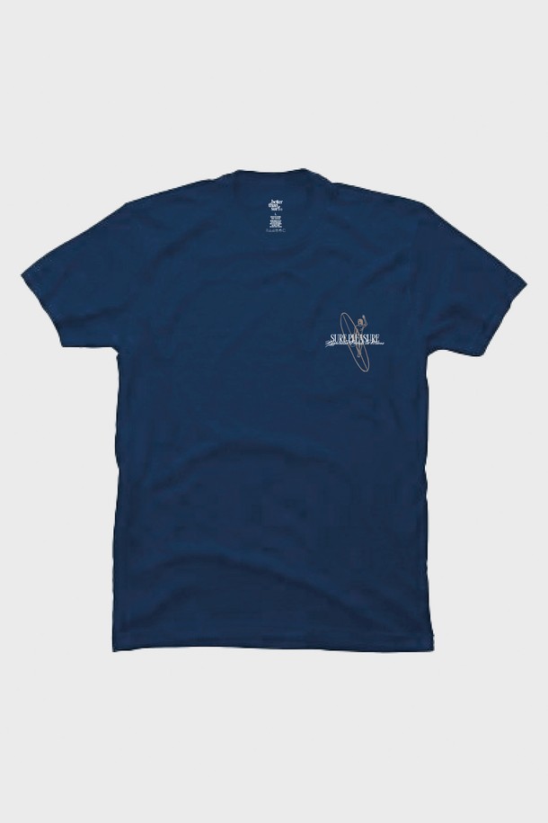 **SURF PLEASURE TEE - BLUE**는 시원한 블루 컬러의 여름용 캐주얼 티셔츠입니다. 남녀 모두 착용 가능하며, 오버핏에 라운드넥 디자인으로 편안한 착용감을 선사합니다. 면 소재에 서핑/비치 테마 그래픽과 텍스트 프린트가 더해져 경쾌한 스타일을 연출하며, 반소매 기장과 립 네크라인으로 깔끔하게 마감되었습니다.

