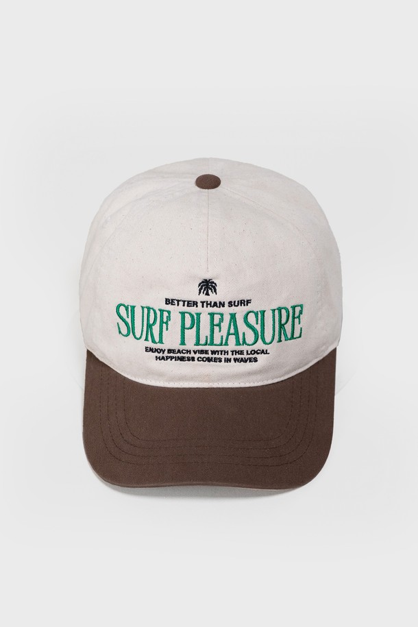 SURF PLEASURE CAP - BROWN은 부드러운 면 소재로 제작되어 편안한 착용감을 선사하는 캡모자입니다. 브라운과 화이트 두 가지 색상으로 출시되었으며, 로고 자수 디자인이 돋보입니다. 봄, 여름, 가을 계절에 적합하며, 일상생활에서 캐주얼하게 착용하기 좋습니다.
