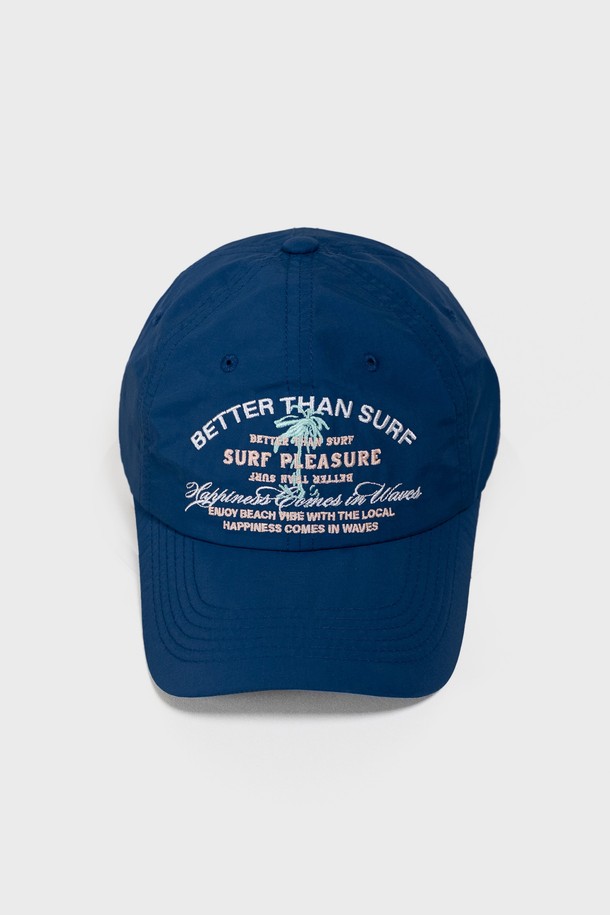 가볍고 시원한 착용감의 PALM BEACH CAP - NAVY 캡모자입니다. 나일론 소재에 UPF 40+ 자외선 차단 기능과 방수, 통기성, 속건, 항균, 경량 기능을 더하여 아웃도어 및 스포츠 활동에 적합합니다. 12.5cm 챙 넓이로 햇빛을 효과적으로 가려주며, FREE 사이즈와 조절 스트랩으로 편안하게 착용할 수 있습니다.
