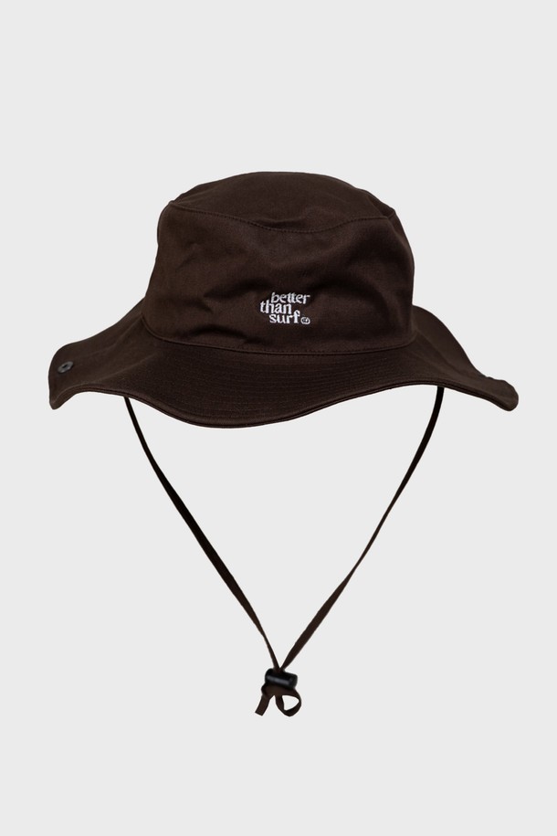 브라운 컬러의 SURF HAT는 면 소재로 제작되어 봄, 여름철 아웃도어 활동과 일상에서 쾌적하게 착용할 수 있습니다. 9-9.5cm 깊이의 모자는 와이드 챙(35-36cm)과 스트랩, 스토퍼 디자인으로 자외선 차단 및 사이즈 조절 기능을 제공합니다. 공용으로 착용 가능하며, 무지 패턴으로 어떤 스타일에도 쉽게 매치할 수 있습니다.
