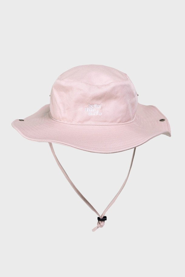 부드러운 면 소재의 SURF HAT - PALE PINK는 아웃도어 활동과 일상에서 모두 활용 가능한 모자입니다. 9~9.5cm 깊이의 챙과 35~36cm 넒이의 챙이 햇빛을 효과적으로 차단하며, 스토퍼와 스트랩으로 사이즈 조절이 용이합니다. 페일 핑크 컬러의 무지 디자인으로 어떤 스타일에도 매치하기 좋으며, 봄, 여름 시즌에 착용하기 적합합니다.
