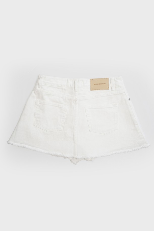 화사한 화이트 컬러의 데님 스커트 팬츠입니다. 면 소재의 A라인 핏으로 편안하면서도 캐주얼한 스타일을 연출합니다. 빈티지 워싱과 디스트로이드 디테일이 돋보이며, YKK 지퍼를 사용하여 내구성을 높였습니다. 봄, 여름 시즌에 활용하기 좋은 데일리 아이템입니다.
