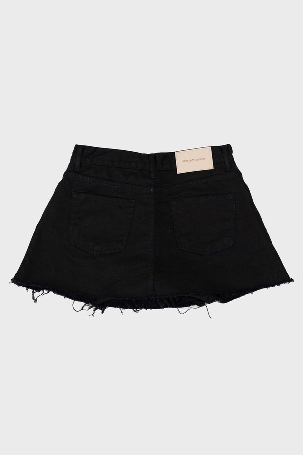 블랙 컬러의 데님 스커트 팬츠입니다. A라인 핏으로 캐주얼한 스타일을 연출하며, 워싱 및 디스트로이드 디테일이 빈티지한 느낌을 더합니다. YKK 지퍼를 사용하여 내구성을 높였으며, 허리 지퍼 끝단 처리를 통해 깔끔한 마감을 선보입니다. 봄, 여름, 가을 계절에 활용하기 좋은 데일리 아이템입니다.
