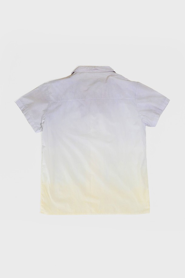 제주 라벤더를 모티브로 한 NATURAL DYEING SHIRTS는 남성용 셔츠로, 천연 염료로 수작업 염색하여 은은한 그라데이션 패턴이 돋보입니다. 봄, 여름 시즌에 어울리는 반소매 셔츠로, 라벤더, 핑크, 옐로우, 퍼플 등 다채로운 컬러 옵션을 제공합니다. 일상복으로 편안하게 착용할 수 있으며, 주문 제작 방식으로 제작되어 특별함을 더합니다.
