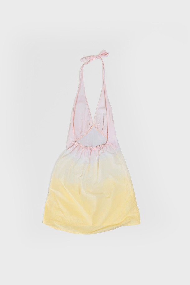 벚꽃을 연상시키는 은은한 컬러의 NATURAL DYEING ONE PIECE는 봄, 여름 시즌에 어울리는 여성용 내추럴 염색 원피스입니다. 면 소재의 부드러운 촉감과 홀터넥 디자인, A라인의 레귤러핏으로 편안하고 여성스러운 실루엣을 연출하며, 핑크, 옐로우, 퍼플 등 다채로운 파스텔톤 그라데이션 염색으로 자연스러운 멋을 더했습니다. 각 제품마다 독특한 염색 패턴을 가진 주문 제작 상품으로, 제작 기간은 2주가 소요됩니다.
