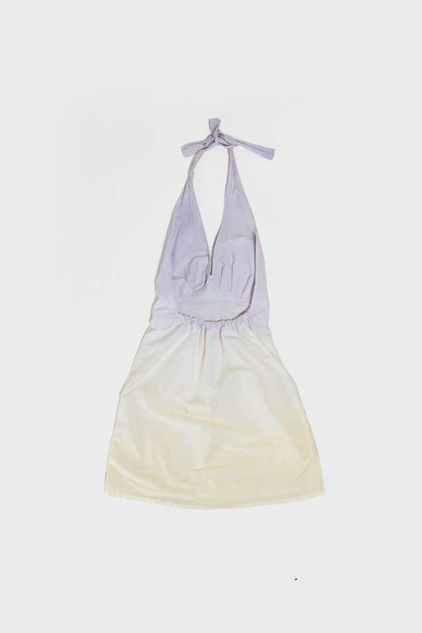 제주 라벤더의 은은한 색감을 담아낸 NATURAL DYEING ONE PIECE입니다. 여성스러운 긴 소매 기장과 부드러운 면 소재로 제작되어 봄, 여름 시즌 일상에서 편안하게 착용하기 좋습니다. 수작업 천연 염색 기법으로 은은한 그라데이션 효과를 주었으며, 주문 제작 방식으로 2주간의 제작 기간을 거쳐 세상에 하나뿐인 특별한 원피스를 만나보세요.
