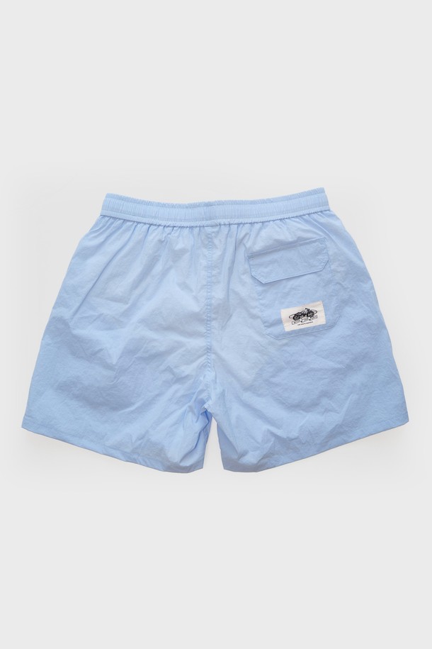 시원한 여름을 위한 남성용 숏츠, SUMMER SHORTS - SALTY BLUE입니다. 나일론과 폴리우레탄 혼방 소재로 제작되어 부드러운 촉감과 뛰어난 발수 및 통기성을 제공하며, 레귤러핏으로 편안한 착용감을 선사합니다. 허리 밴딩, 이너팬츠 내장, 사이드 및 백 포켓, 신축성까지 갖춰 일상 및 운동 시에도 활동성을 보장합니다.
