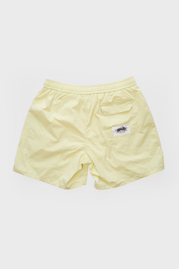 SUMMER SHORTS - SUNNY LIME는 가볍고 시원한 착용감을 제공하는 남성용 숏 팬츠입니다. 나일론과 폴리우레탄 혼방 소재로 제작되어 흡습, 속건, 신축성, 발수 기능과 부드러운 촉감을 자랑하며, 레귤러핏으로 편안하게 착용 가능합니다. 허리 밴딩과 이너 팬츠가 내장되어 활동성을 높였으며, 일상과 스포츠 활동 모두에 적합한 아이템입니다.
