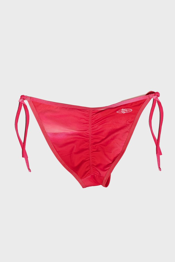 플럼 핑크 컬러의 여성용 비키니 브리프입니다. 신축성이 뛰어나고 속건 기능이 있는 폴리에스테르와 스판덱스 혼방 소재로 제작되어 편안한 착용감을 제공하며, 여름철 수영복으로 적합합니다. 탈부착 가능한 패드와 조절 가능한 스트랩, 뒷면 주름 디테일이 특징입니다.
