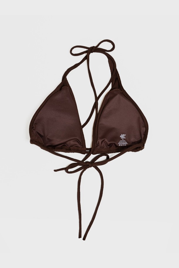 "TAN BIKINI TOP - CHOCO"는 여성용 비키니 탑으로, 브라운/초콜릿 컬러의 골지 패턴이 특징입니다. 수영 및 비치웨어 용도로 제작되었으며, 볼륨업 기능을 위한 하이덴시티 패드 내장 및 조절 가능한 스트랩으로 자연스러운 가슴 라인을 연출합니다. 바디 허깅 핏의 삼각 스타일 디자인으로, 여름철 세련된 스타일을 완성합니다.
