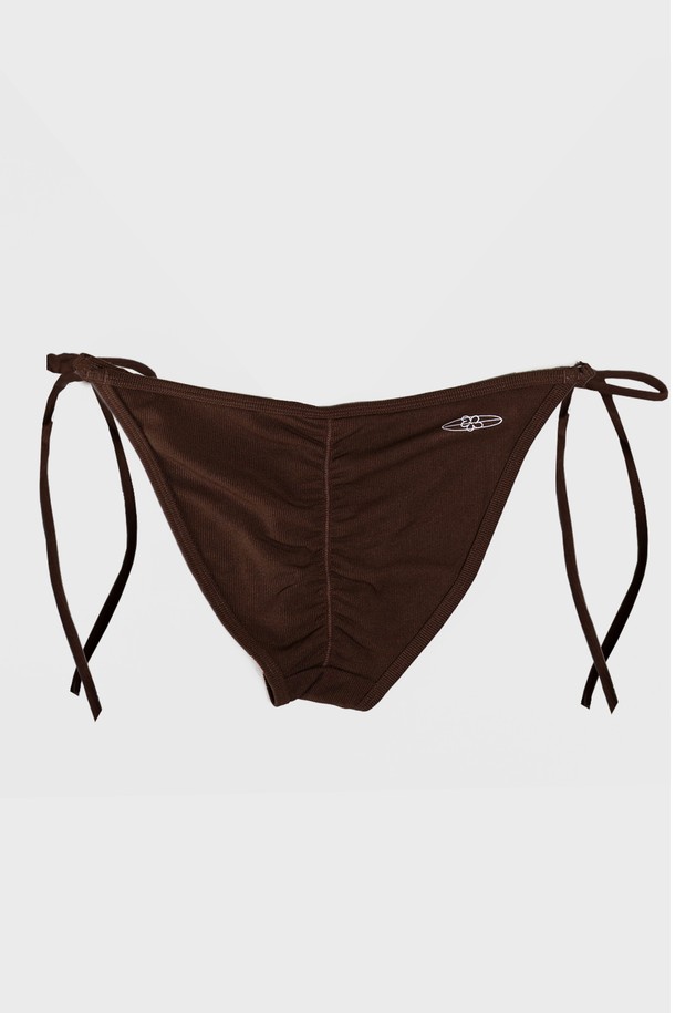 "TAN BIKINI BRIEF - CHOCO"는 여성용 비키니 브리프로, 여름철 수영 및 비치웨어 용도로 적합합니다. 브라운, 초콜릿 컬러의 골지 패턴 디자인에 폴리에스터와 스판덱스 혼방 소재를 사용하여 편안한 착용감을 제공하며, 탈부착 가능한 패딩과 조절 가능한 스트랩으로 볼륨감 있는 연출이 가능합니다. 삼각 바텀 디자인과 입체적인 밑단 처리가 돋보이는 단품 비키니입니다.
