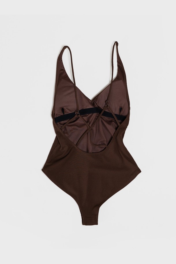 "TAN ONE-PIECE - CHOCO"는 부드러운 골지 패턴의 슬림핏 원피스 수영복으로, 초콜릿 브라운 컬러가 세련된 분위기를 연출합니다. 여성의 바디라인을 아름답게 보정해주는 디자인과 내장 패드, 힙 볼륨을 살려주는 디테일이 특징이며, 자외선 아래에서 피부톤을 화사하게 돋보이게 합니다. 폴리에스테르와 스판덱스 혼방 소재로 제작되어 수영과 비치웨어 활동 시 편안한 착용감과 흡습, 속건 기능을 제공하며, 브이넥 디자인으로 시원함을 더했습니다.
