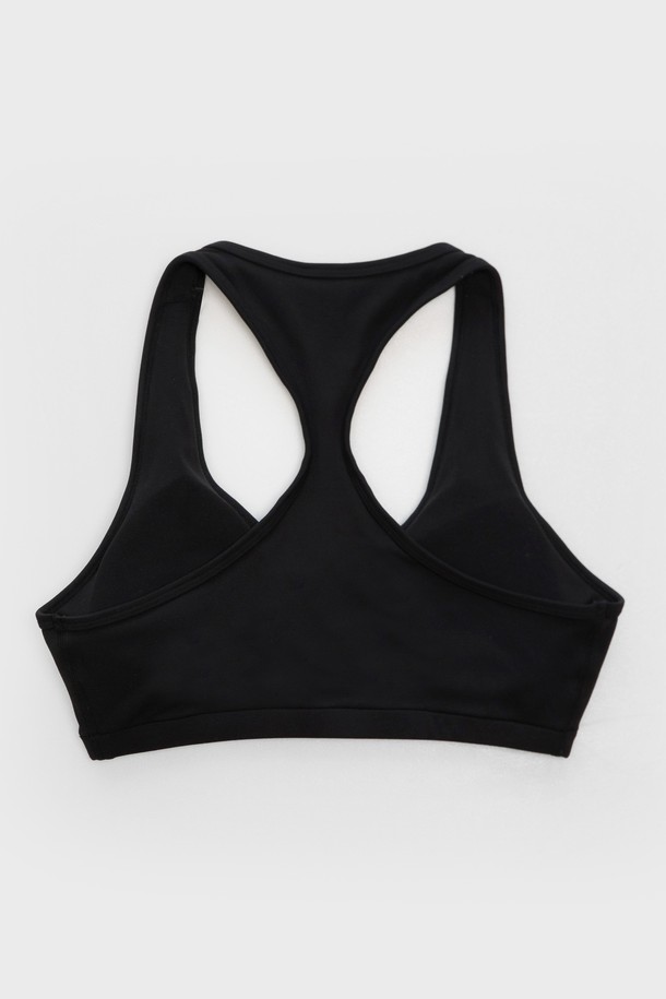 ACTIVE BRA TOP - BLACK은 피트니스, 요가, 운동 시 최적의 활동성을 제공하는 여성 스포츠 브라입니다. 흡습, 신축성, 통기성이 뛰어난 나일론과 스판덱스 혼방 소재로 제작되었으며, 4방향 스트레치 기능과 압축 피팅으로 편안하게 몸을 지지합니다. 에어브러시 마감의 매트한 블랙 컬러에 부드러운 내부, 고밀도 탈부착 패드, 복부 및 허리 지지 기능으로 활동적인 당신을 위한 완벽한 선택입니다.
