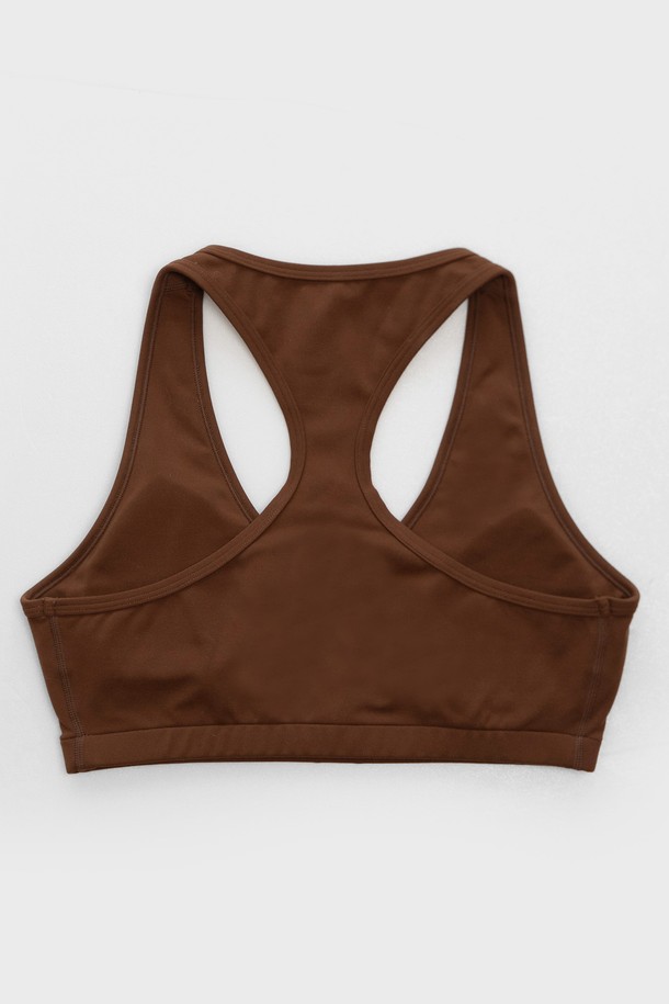 모카 컬러의 ACTIVE BRA TOP은 여성용 스포츠 브라입니다. 흡습, 신축성, 통기 기능이 뛰어나 피트니스, 요가, 일상에서 편안하게 착용 가능하며, 4방향 스트레치 소재로 활동성을 높였습니다. 가볍고 압박감 있는 착용감, 분리형 패드, 뛰어난 내구성이 특징이며, 반복 착용에도 늘어짐 없는 실용적인 제품입니다.
