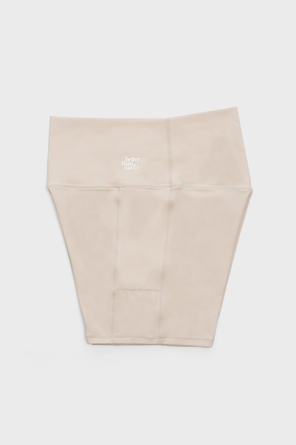 부드러운 촉감의 ACTIVE SHORT LEGGINGS - SAND는 여성용 숏 레깅스입니다. 나일론과 스판덱스 혼방 소재로 제작되어 흡습, 신축성이 뛰어나며, 4방향 스트레치 기능으로 편안한 착용감을 제공합니다. 슬림핏 디자인에 힙 서포트, 복부 압박, 미끄럼 방지 기능과 형태 유지를 위한 디테일까지 더해져 피트니스, 요가, 일상복으로 활용하기 좋습니다.
