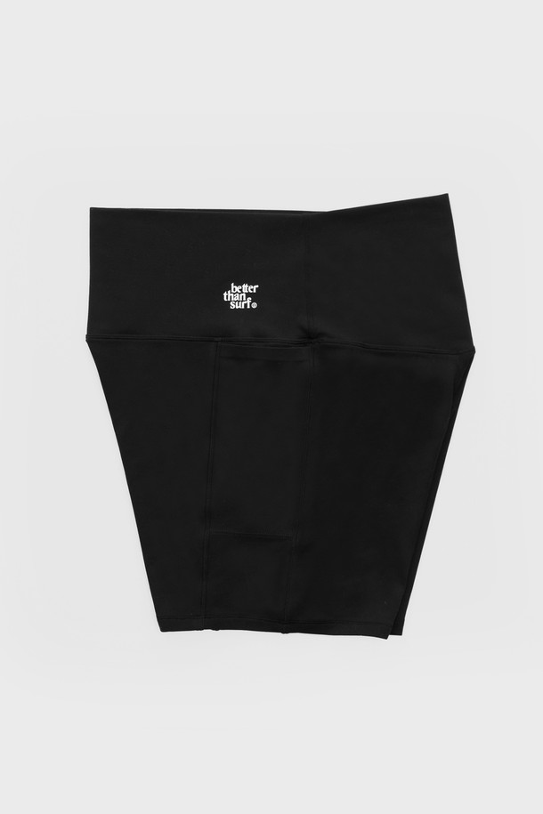 **ACTIVE SHORT LEGGINGS - BLACK**

부드러운 촉감과 뛰어난 신축성을 자랑하는 여성용 블랙 숏 레깅스입니다. 나일론과 스판덱스 혼방 소재로 제작되어 피트니스, 요가, 일상에서 편안하게 착용 가능하며, 얇고 슬림한 핏으로 활동성을 높였습니다. 4방향 스트레치, 사이드 포켓, 복부 안정 지지 기능과 밴딩 허리 디자인으로 편안함과 스타일을 동시에 잡았으며, 반복 착용에도 늘어짐 없는 뛰어난 내구성을 제공합니다.
