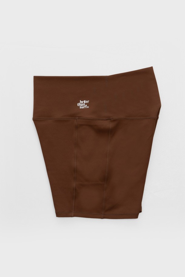 모카 컬러의 ACTIVE SHORT LEGGINGS는 여성용 숏 레깅스로, 피트니스, 운동, 요가 등 다양한 활동에 적합합니다. 나일론과 스판덱스 혼방 소재로 제작되어 부드러운 촉감과 뛰어난 신축성, 흡습 기능으로 편안한 착용감을 제공하며, 4방향 스트레치, 하이웨스트, 복부 지지 기능으로 활동성을 높였습니다. 슬림핏 디자인에 에어브러시 매트 마감 처리와 사이드 포켓 디테일이 더해져 스포티한 스타일을 완성합니다.
