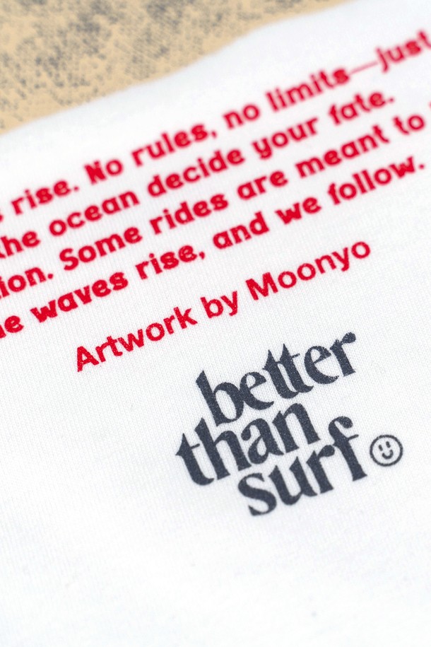 CRIMSON WAVE TEE - WHITE는 Moonyo 아티스트와의 콜라보레이션을 통해 탄생한 서핑 테마 아트워크가 돋보이는 반소매 티셔츠입니다. 립 네크라인 디테일과 오버핏으로 캐주얼한 스타일을 연출하며, 면 소재로 제작되어 봄, 여름철 일상에서 편안하게 착용하기 좋습니다. 라운드넥 디자인의 화이트 컬러 티셔츠로, 다양한 스타일에 매치하기 용이합니다.
