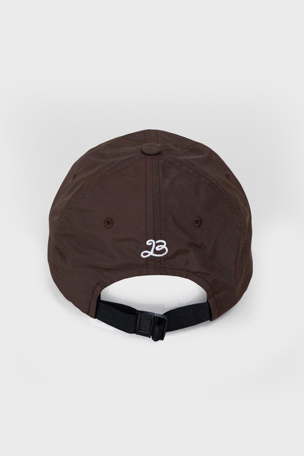 PALM BEACH CAP - BROWN은 아웃도어, 운동, 일상생활에서 활용하기 좋은 캡모자입니다. 브라운 색상의 나일론 소재로 제작되었으며, 12.5cm 챙 넓이와 부드러운 촉감을 자랑합니다. UPF 40+ 자외선 차단, 방수, 통기성, 속건, 항균, 경량 기능을 갖췄으며, TeflonEcoElite & K-Fusion, Ruco-bac med & Tanatex 항균 처리로 기능성을 높였고 사이즈 조절이 가능합니다.
