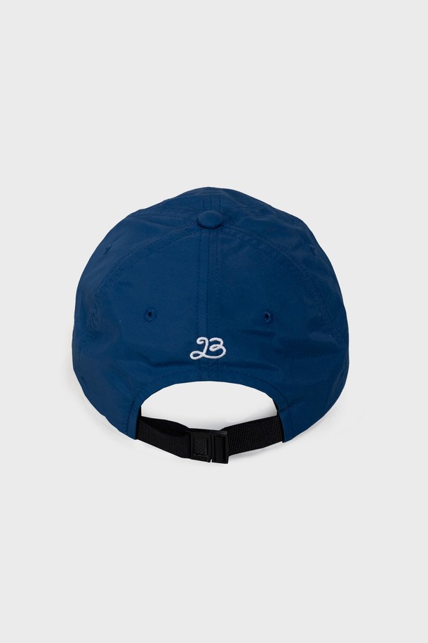 가볍고 시원한 착용감의 PALM BEACH CAP - NAVY 캡모자입니다. 나일론 소재에 UPF 40+ 자외선 차단 기능과 방수, 통기성, 속건, 항균, 경량 기능을 더하여 아웃도어 및 스포츠 활동에 적합합니다. 12.5cm 챙 넓이로 햇빛을 효과적으로 가려주며, FREE 사이즈와 조절 스트랩으로 편안하게 착용할 수 있습니다.
