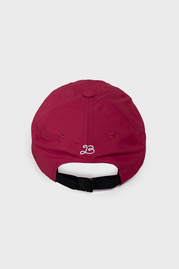 PALM BEACH CAP - BURGUNDY는 아웃도어, 스포츠, 비치웨어 활동에 적합한 공용 캡모자입니다. 나일론 소재로 제작되어 부드러운 촉감을 제공하며, 12.5cm의 챙 넓이와 무지 패턴으로 디자인되었습니다. UPF 40+ 자외선 차단, 방수 기능, 통기성을 갖춘 이 모자는 TeflonEcoElite & K-Fusion 방수 처리와 Ruco-bac med & Tanatex 항균 처리로 기능성을 높였으며, FREE 사이즈로 편안하게 착용 가능합니다.
