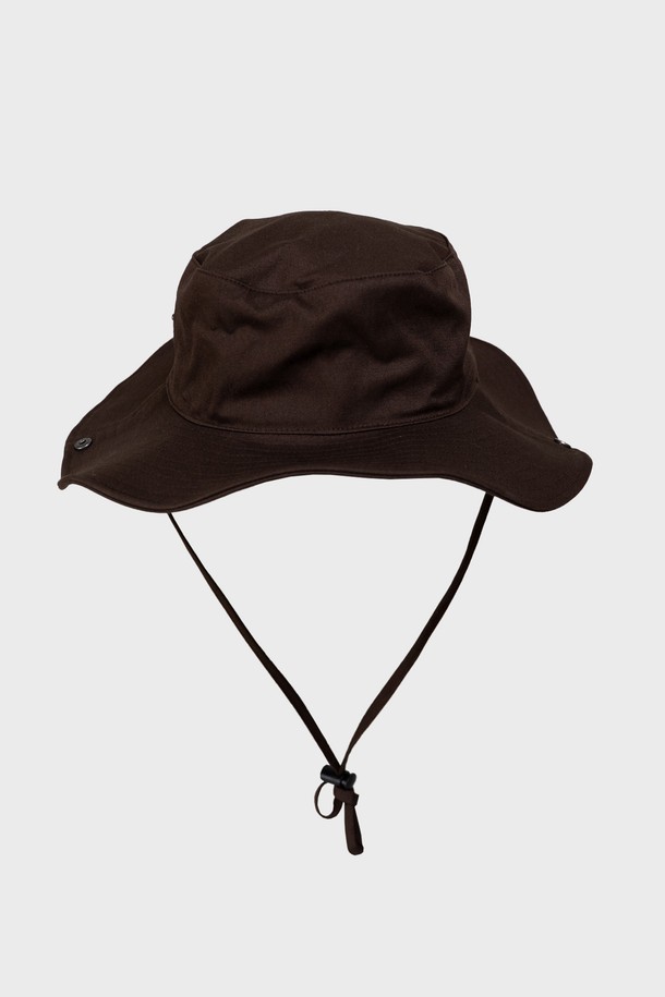 브라운 컬러의 SURF HAT는 면 소재로 제작되어 봄, 여름철 아웃도어 활동과 일상에서 쾌적하게 착용할 수 있습니다. 9-9.5cm 깊이의 모자는 와이드 챙(35-36cm)과 스트랩, 스토퍼 디자인으로 자외선 차단 및 사이즈 조절 기능을 제공합니다. 공용으로 착용 가능하며, 무지 패턴으로 어떤 스타일에도 쉽게 매치할 수 있습니다.
