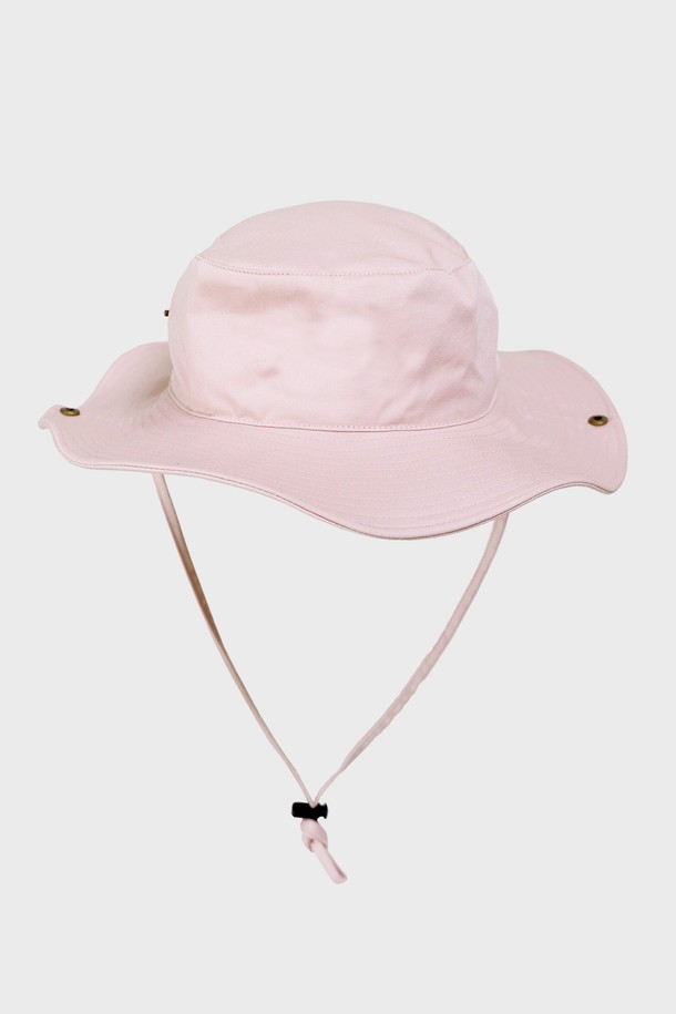 부드러운 면 소재의 SURF HAT - PALE PINK는 아웃도어 활동과 일상에서 모두 활용 가능한 모자입니다. 9~9.5cm 깊이의 챙과 35~36cm 넒이의 챙이 햇빛을 효과적으로 차단하며, 스토퍼와 스트랩으로 사이즈 조절이 용이합니다. 페일 핑크 컬러의 무지 디자인으로 어떤 스타일에도 매치하기 좋으며, 봄, 여름 시즌에 착용하기 적합합니다.
