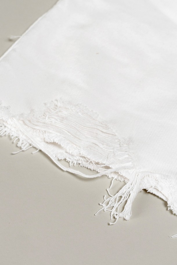 화사한 화이트 컬러의 데님 스커트 팬츠입니다. 면 소재의 A라인 핏으로 편안하면서도 캐주얼한 스타일을 연출합니다. 빈티지 워싱과 디스트로이드 디테일이 돋보이며, YKK 지퍼를 사용하여 내구성을 높였습니다. 봄, 여름 시즌에 활용하기 좋은 데일리 아이템입니다.
