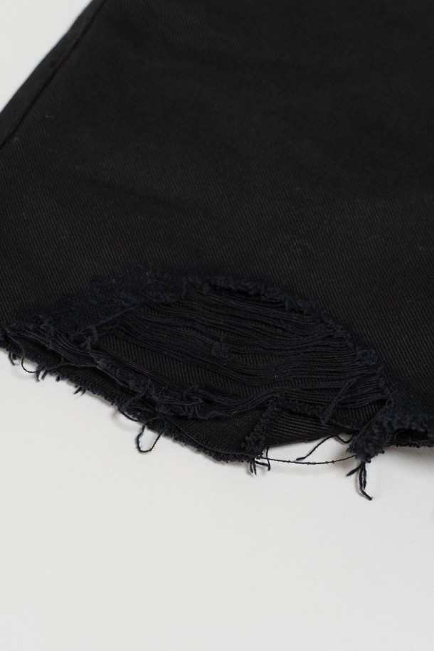 블랙 컬러의 데님 스커트 팬츠입니다. A라인 핏으로 캐주얼한 스타일을 연출하며, 워싱 및 디스트로이드 디테일이 빈티지한 느낌을 더합니다. YKK 지퍼를 사용하여 내구성을 높였으며, 허리 지퍼 끝단 처리를 통해 깔끔한 마감을 선보입니다. 봄, 여름, 가을 계절에 활용하기 좋은 데일리 아이템입니다.
