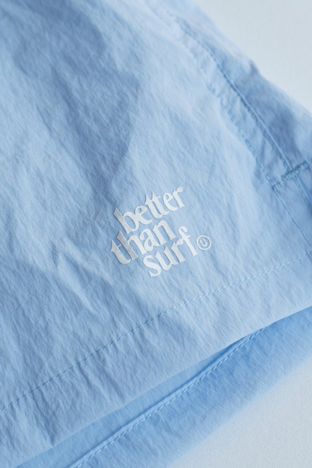 시원한 여름을 위한 남성용 숏츠, SUMMER SHORTS - SALTY BLUE입니다. 나일론과 폴리우레탄 혼방 소재로 제작되어 부드러운 촉감과 뛰어난 발수 및 통기성을 제공하며, 레귤러핏으로 편안한 착용감을 선사합니다. 허리 밴딩, 이너팬츠 내장, 사이드 및 백 포켓, 신축성까지 갖춰 일상 및 운동 시에도 활동성을 보장합니다.
