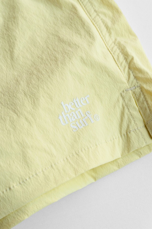 SUMMER SHORTS - SUNNY LIME는 가볍고 시원한 착용감을 제공하는 남성용 숏 팬츠입니다. 나일론과 폴리우레탄 혼방 소재로 제작되어 흡습, 속건, 신축성, 발수 기능과 부드러운 촉감을 자랑하며, 레귤러핏으로 편안하게 착용 가능합니다. 허리 밴딩과 이너 팬츠가 내장되어 활동성을 높였으며, 일상과 스포츠 활동 모두에 적합한 아이템입니다.
