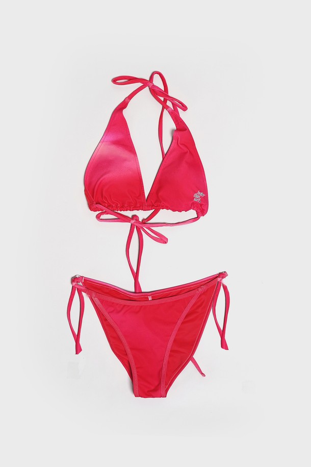 플럼 핑크 컬러의 TAN 비키니 탑은 여름철 수영과 비치웨어에 적합한 여성용 비키니 탑입니다. 폴리에스터와 스판덱스 혼방 소재로 제작되어 속건 기능과 밀착력 있는 핏을 제공하며, 탈부착 가능한 패드와 뒷판 셔링 디테일이 특징입니다. 무지 디자인의 단품으로, 편안함과 스타일을 동시에 만족시키는 아이템입니다.
